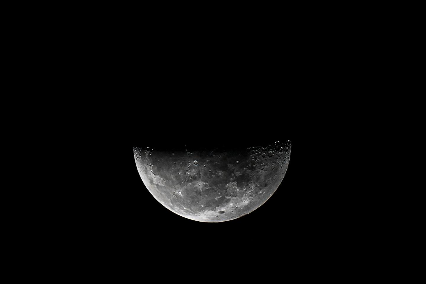 NASA plans first cellular network on the moon