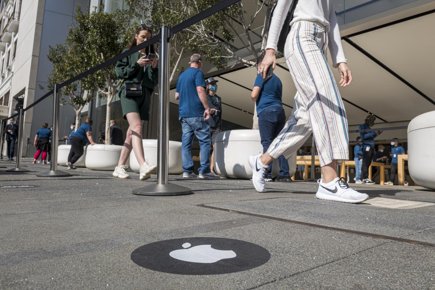 Tech giants disappoint, rocking global stocks and U.S. futures
