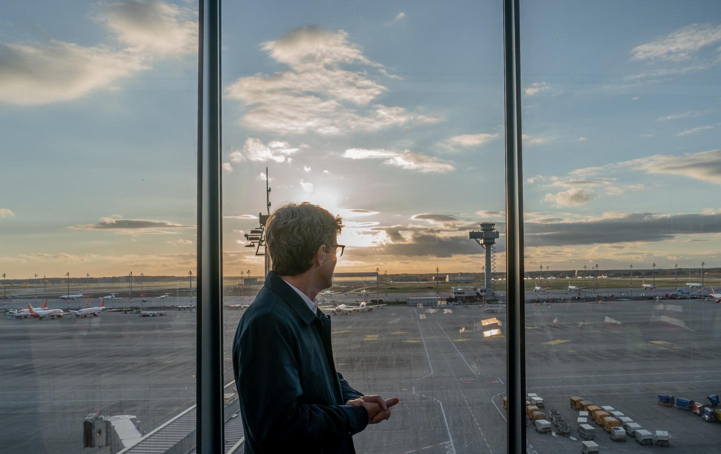 27 October 2020, Brandenburg, Berlin: Engelbert Lütke Daldrup, CEO of Berlin-Brandenburg Airport, looks at the apron of Terminal 1 before the opening of Berlin Brandenburg Airport Willy Brandt.