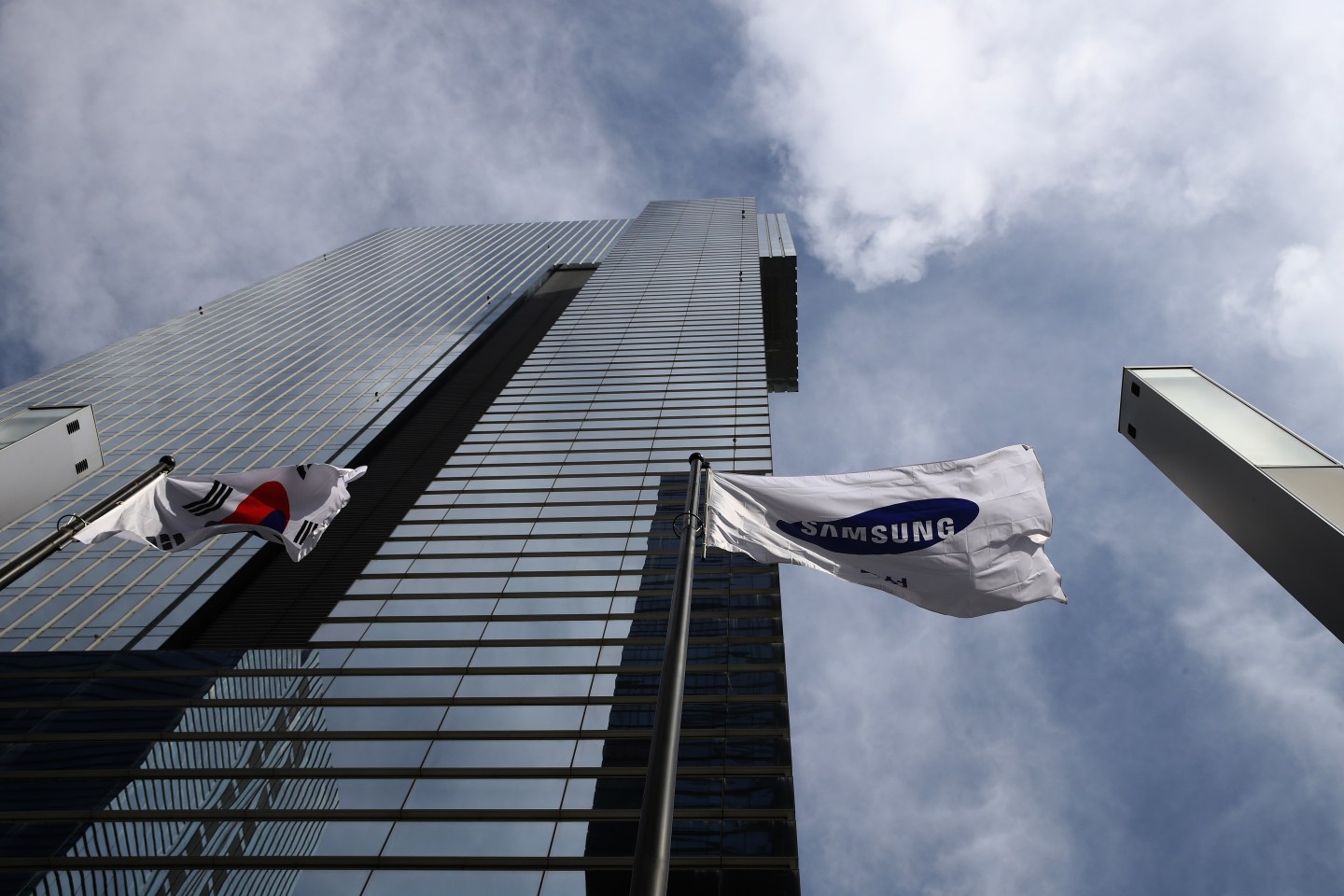 SEOUL, SOUTH KOREA &#8211; OCTOBER 25: A Samsung flag flies outside the Samsung office on October 25, 2020 in Seoul, South Korea. Samsung Electronics chairman Lee Kun-hee,, who had transformed Samsung Group into one of the world&#8217;s major tech giants from a small trading firm, died at a hospital in Seoul on Sunday at age 78, leaving a thorny succession challenge for his children. (Photo by Chung Sung-Jun/Getty Images)