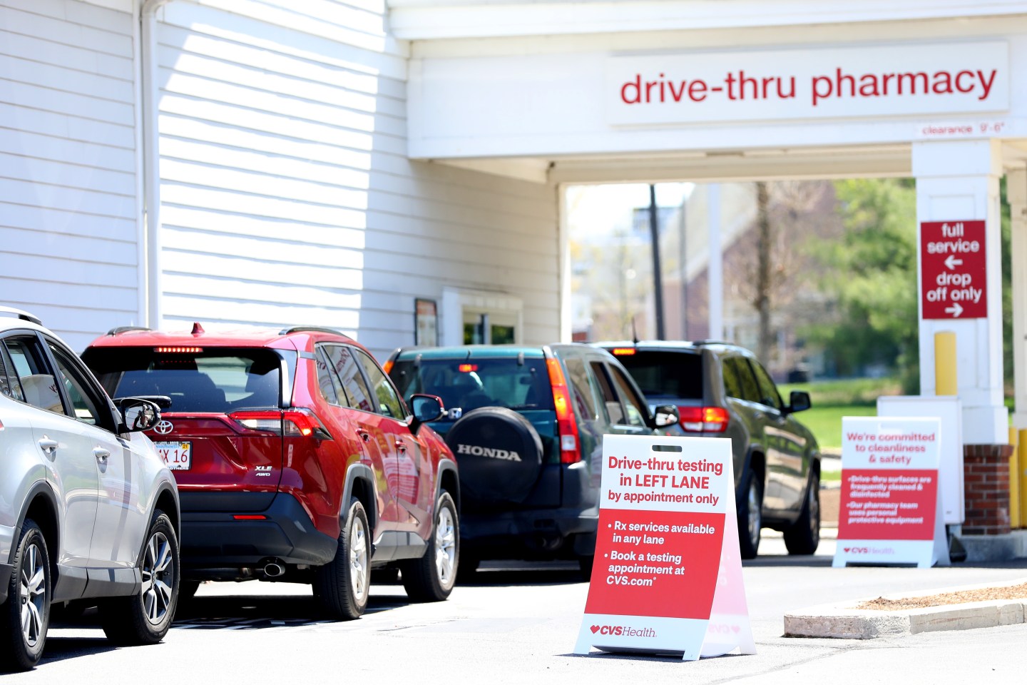 CARVER, MASSACHUSETTS &#8211; MAY 15: Cars line up for a drive-thru coronavirus (COVID-19) test at CVS Pharmacy on May 15, 2020 in Carver, Massachusetts. Nine CVS locations began providing coronavirus tests in Massachusetts, issuing self swab tests to people by appointment. (Photo by Maddie Meyer/Getty Images)
