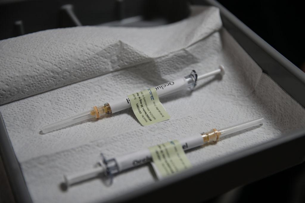 Picture of two syringes on a tray.
