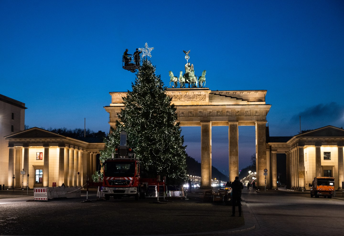 25 November 2020, Berlin: The Christmas tree in front of the Brandenburg Gate is decorated.