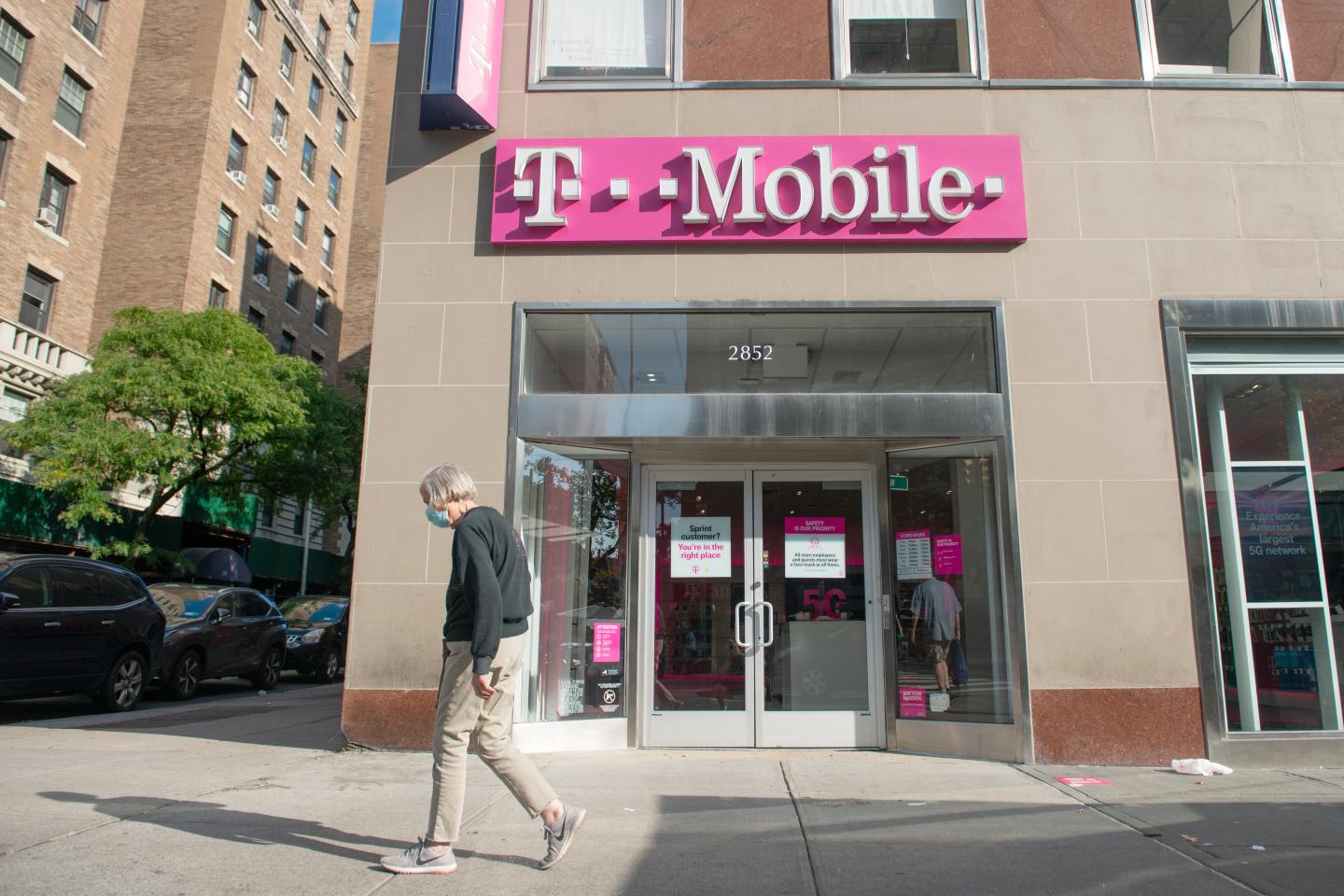 T-Mobile will extend fast 5G service nationwide in 2021, pressuring rivals