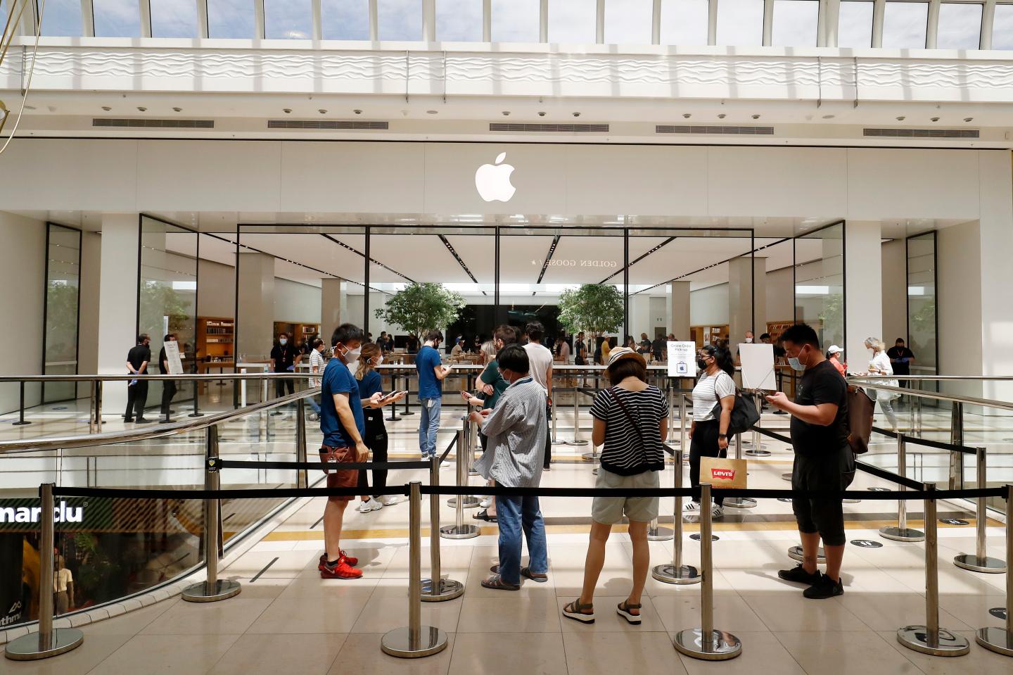 Apple security chief charged with offering bribe for concealed gun licenses
