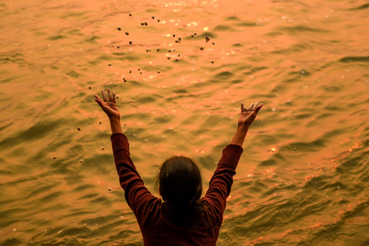 hindu river ceremony