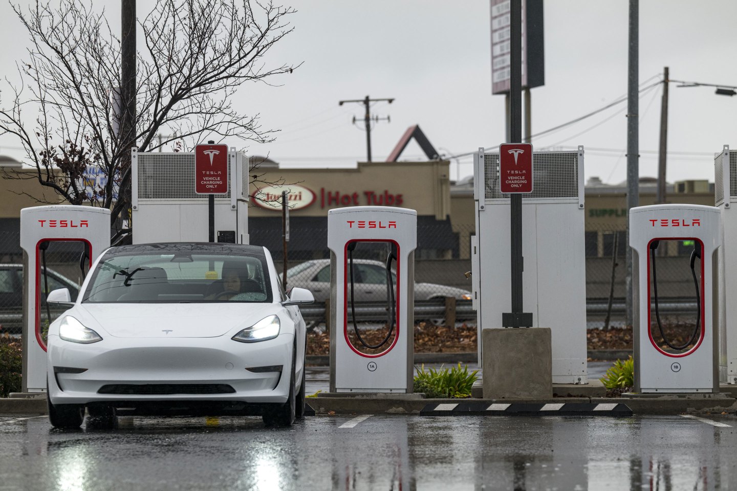 JP Morgan warns investors that Tesla stock is ‘dramatically’ overvalued in new report