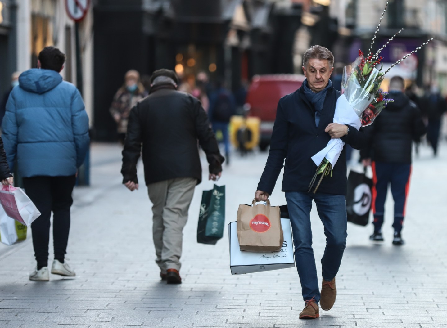 Holiday retail sales rose 3%, driven by online shoppers