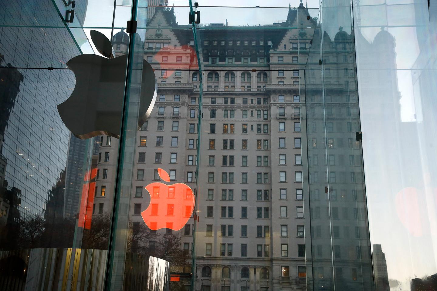 Apple debuts $550 over-the-ear headphones into a crowded market