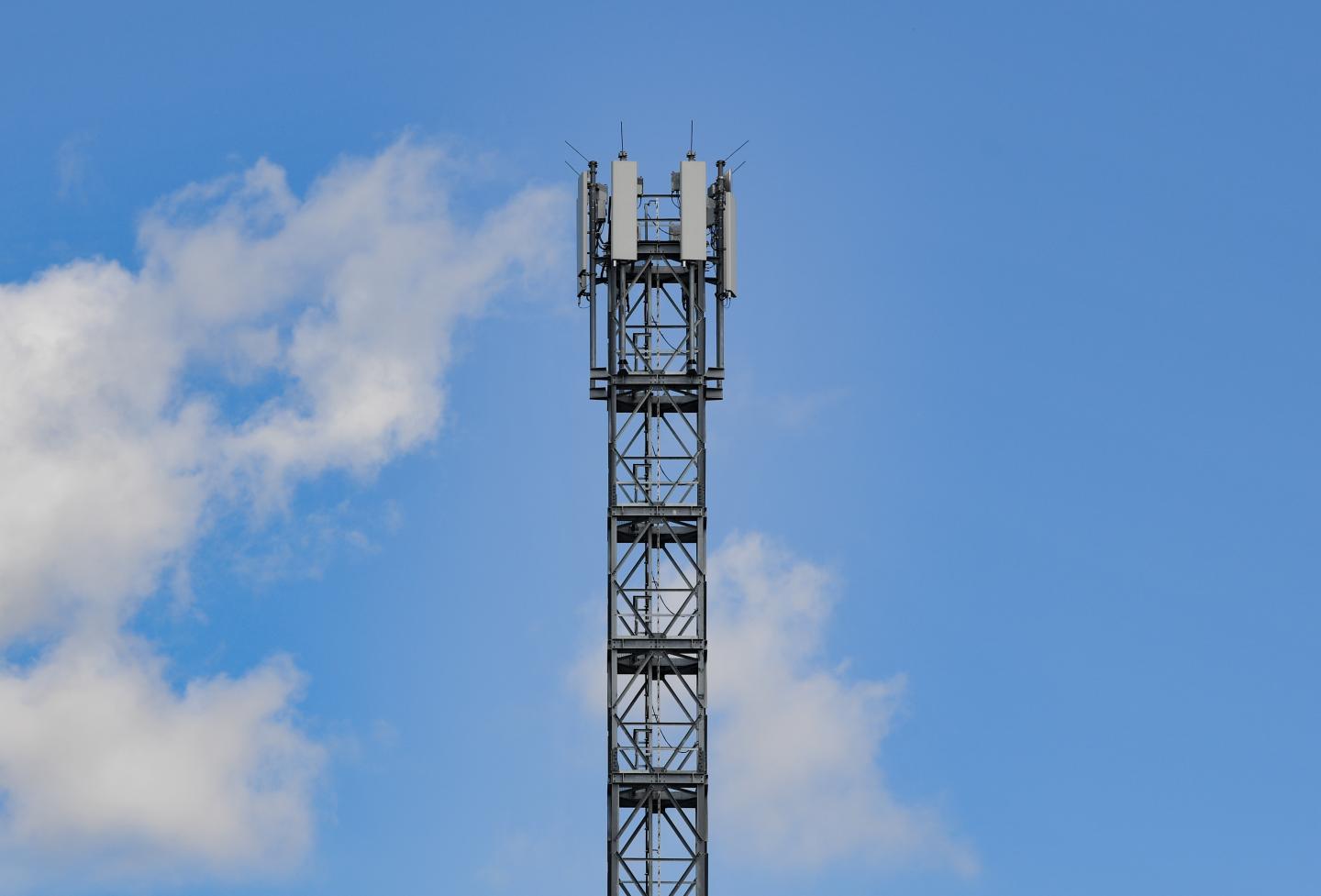 5G airwave bids soar past $76 billion to set auction record