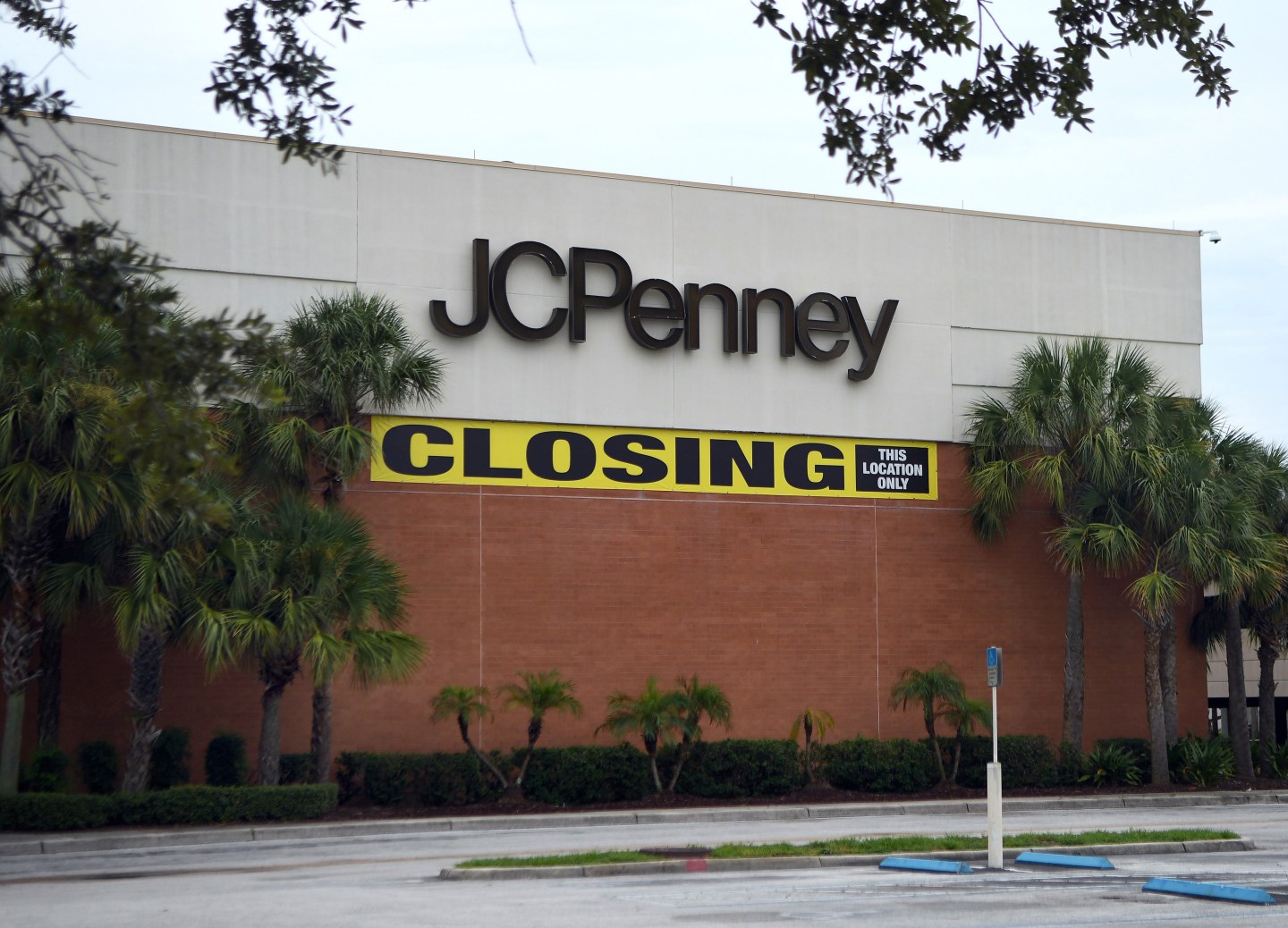 A record 12,200 U.S. stores closed in 2020 as e-commerce, pandemic changed retail forever