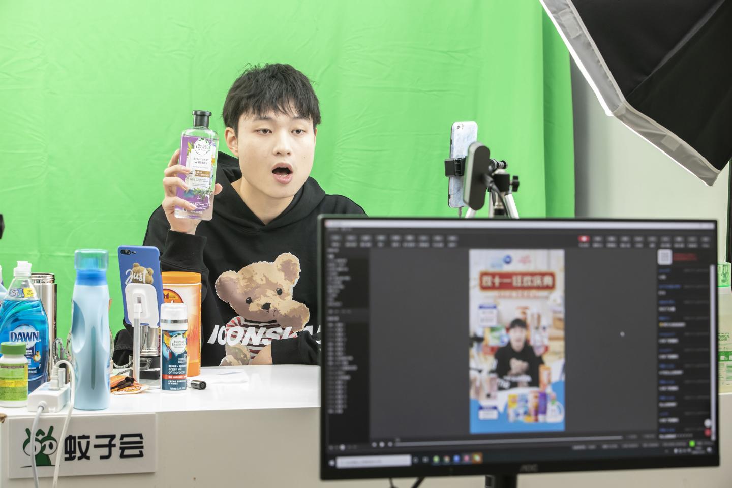 Commentary-Livestream Shopping