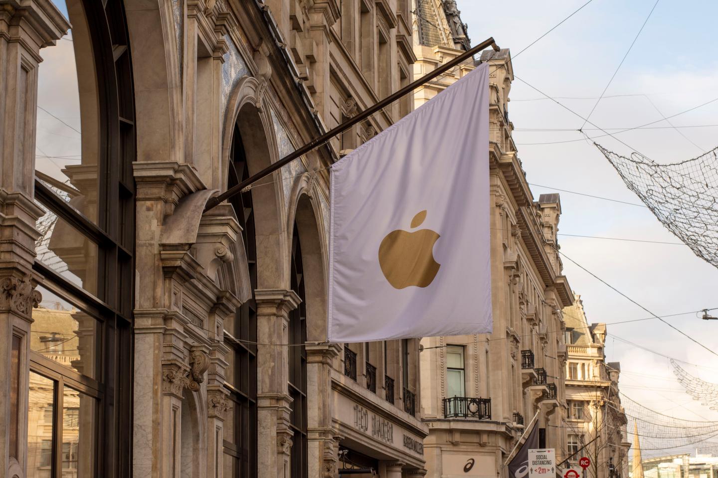 Apple mulls podcast subscription service to chase Spotify