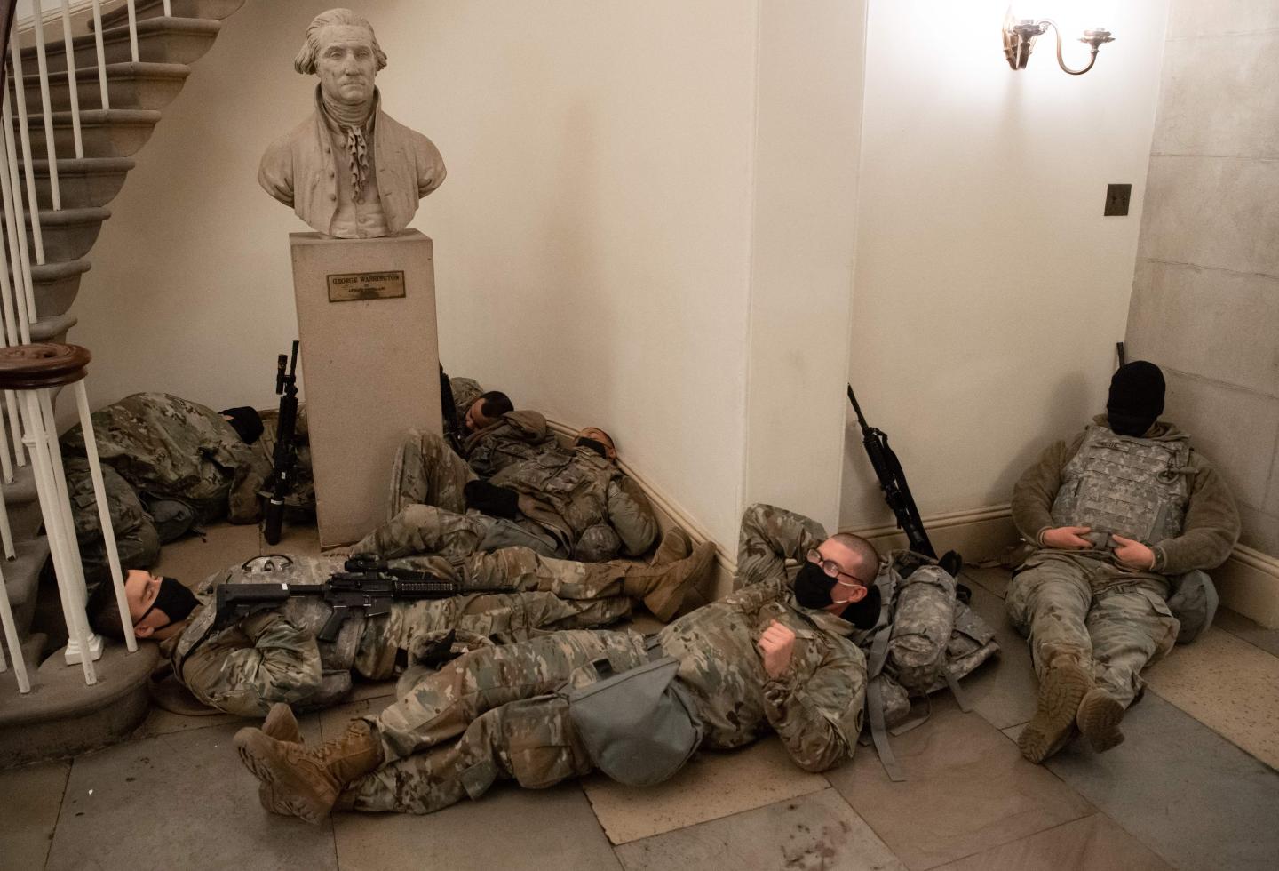 Washington mobilizes a massive troop buildup in the capital ahead of Biden inauguration