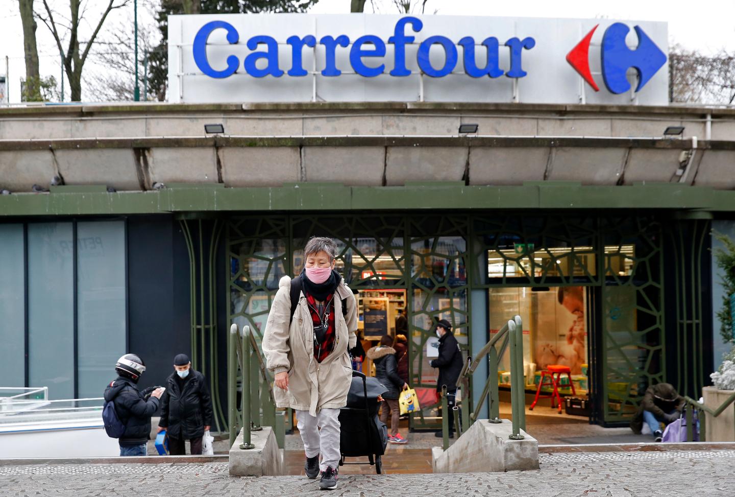 Seeing a ‘sovereignty’ threat (and pasta risk), France opposes Carrefour takeover
