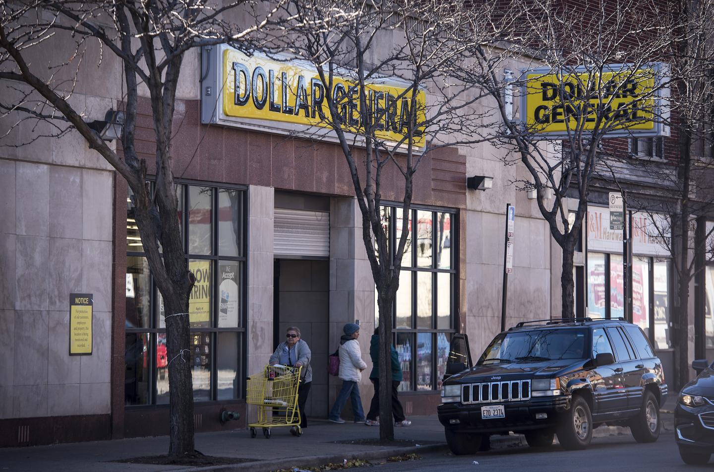 Dollar General will pay workers to get the COVID-19 vaccine