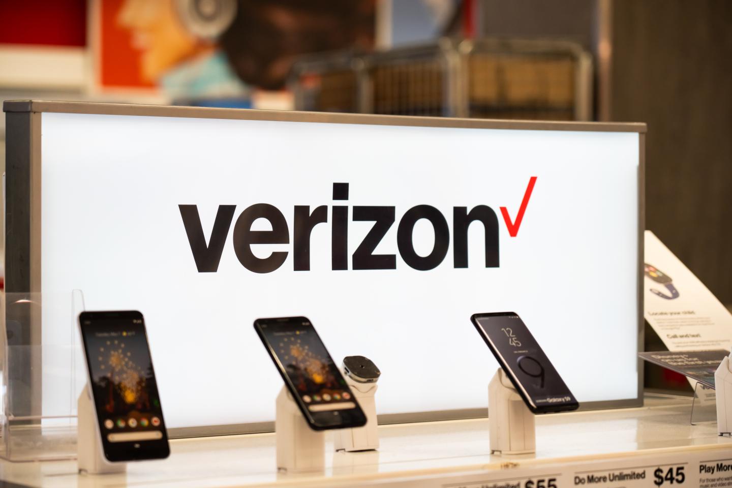 Verizon leads 5G airwave bidding with record $45 billion splurge