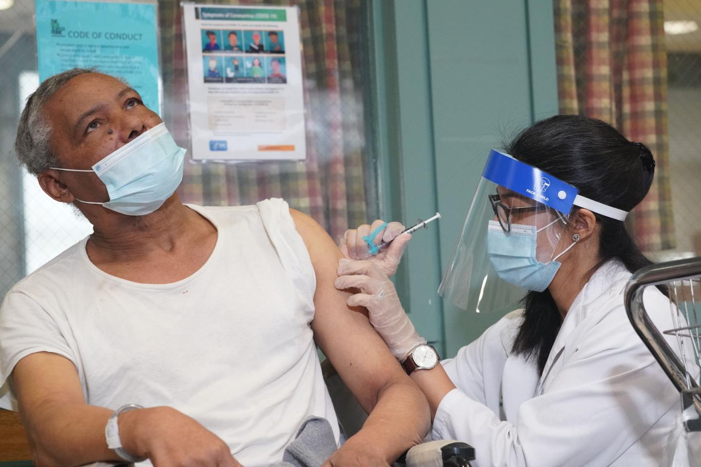 Where to sign up for COVID-19 vaccinations rolling out at U.S. pharmacies this week