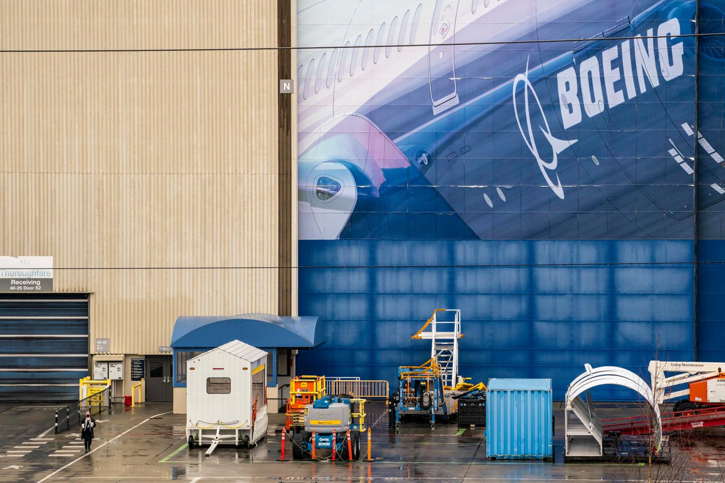 Boeing 777 makes emergency landing in Moscow due to engine trouble