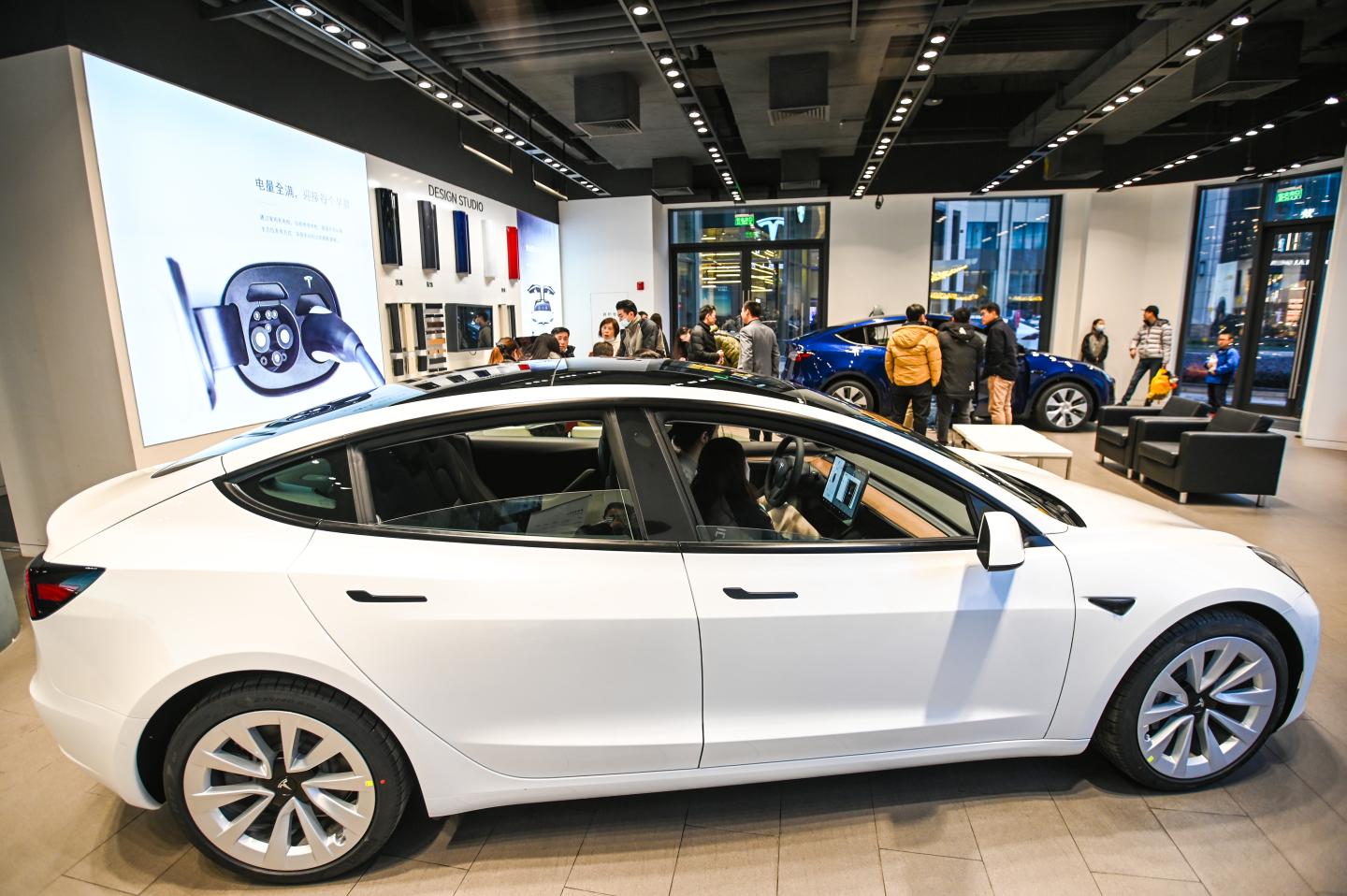 Tesla’s Model 3 and Y SUV now cost a little less