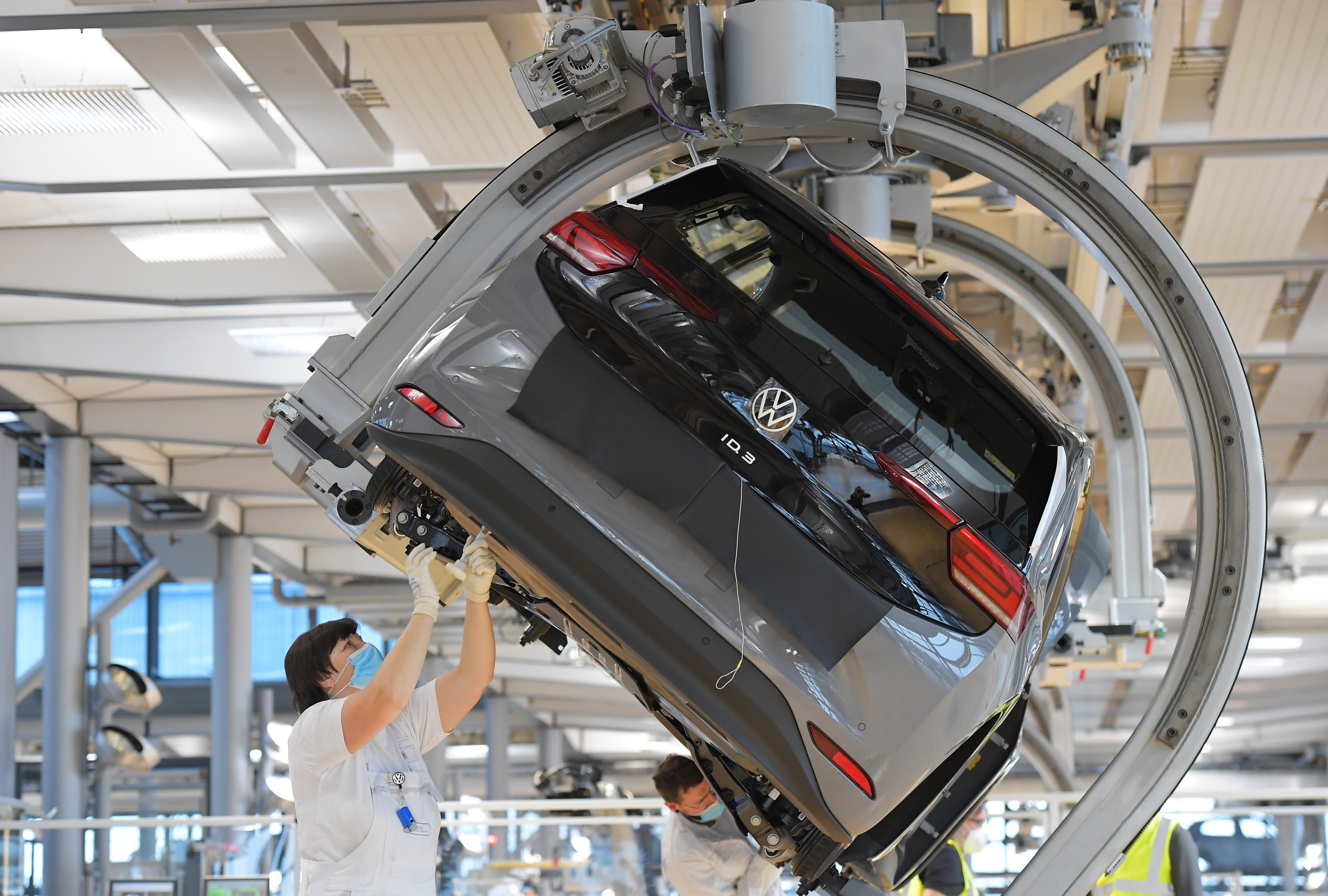 The underbody is assembled on an ID.3. Production of the electric model has officially begun at Volkswagen's Transparent Factory. VW now produces only electric vehicles at the Zwickau and Dresden sites with the ID.3 and ID.4 models. 
