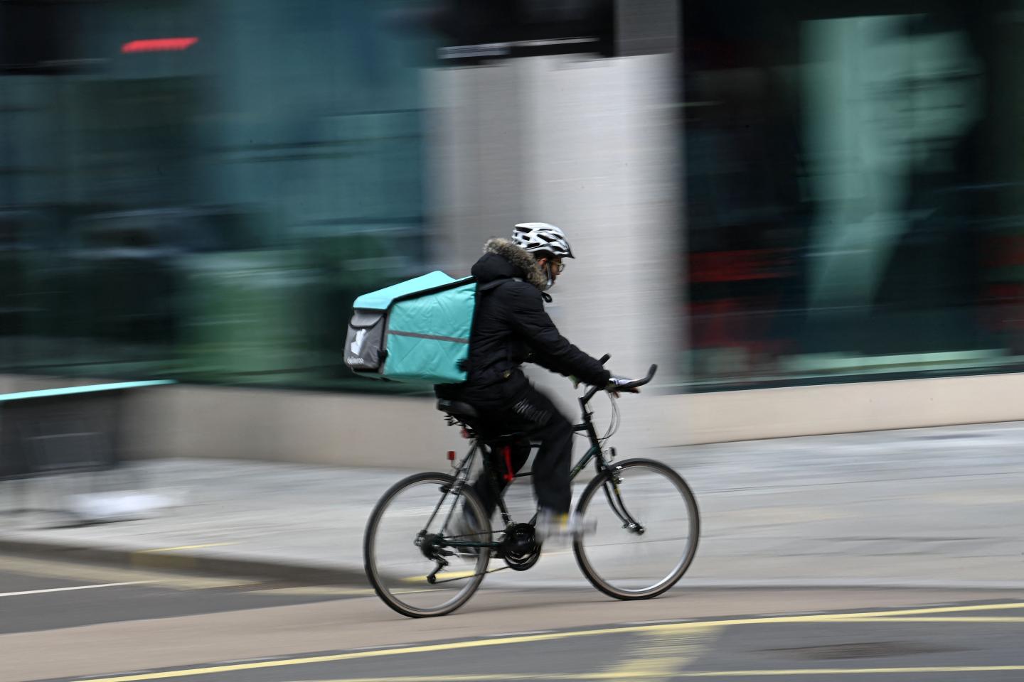 Deliveroo shares plunge in its trading debut, a blow to Britain’s Big Tech ambitions