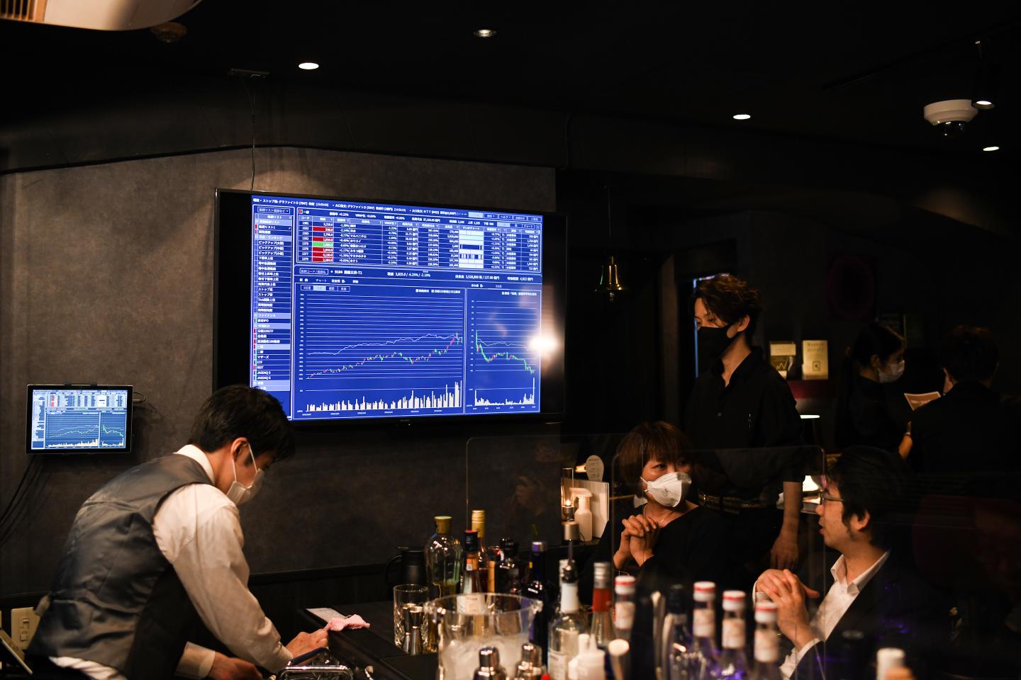 At this trendy tip-trading bar in Tokyo, Reddit-inspired retail traders look for investing tips with their drinks
