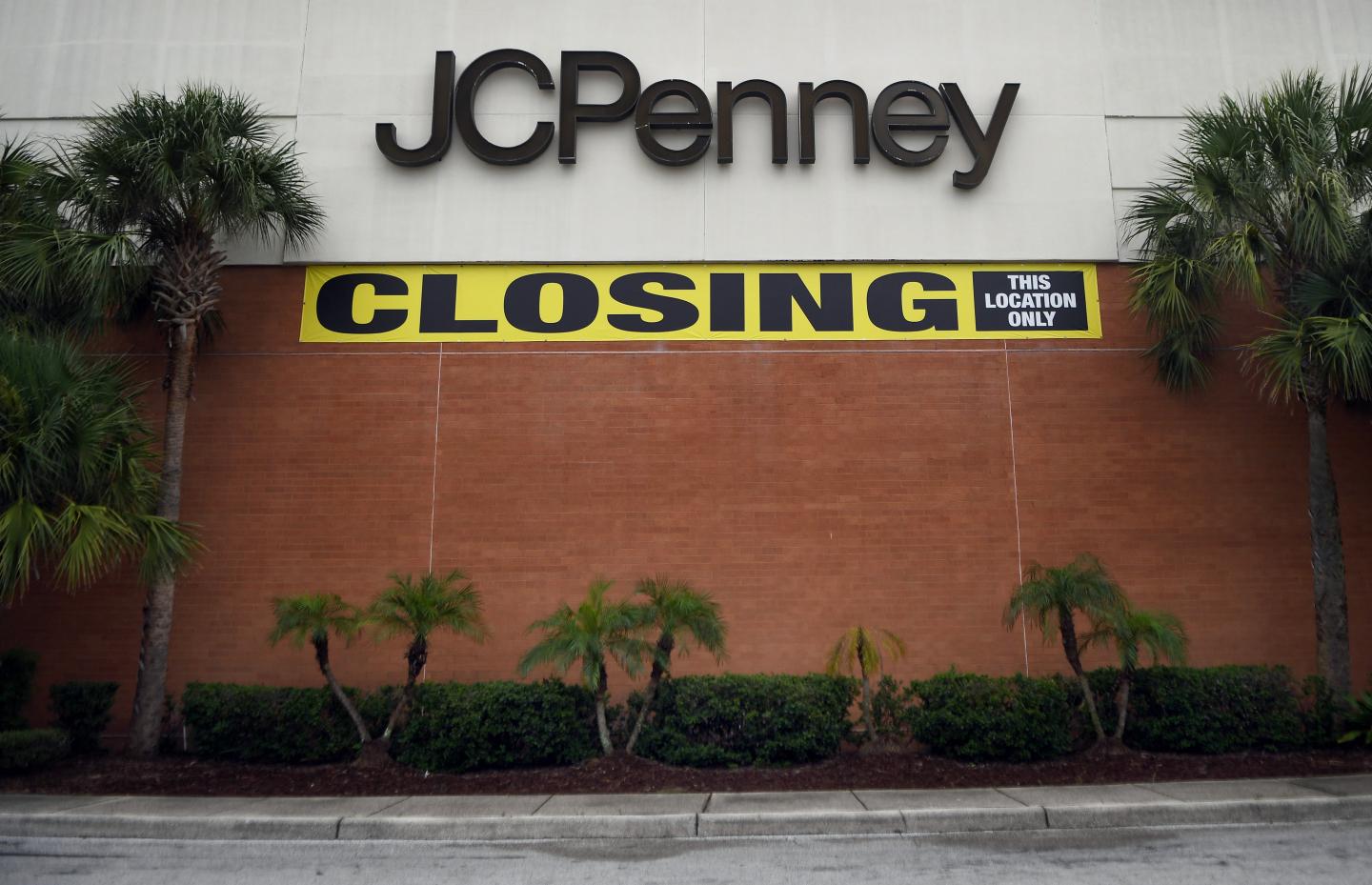 UBS sees another 80,000 U.S. stores closing by 2026