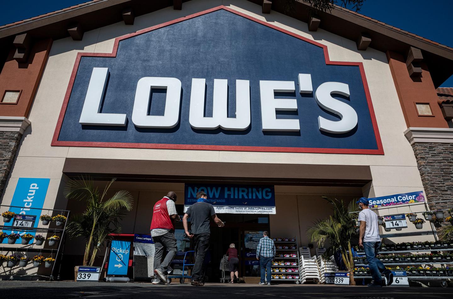 How Lowe’s plans to win over contractors from Home Depot