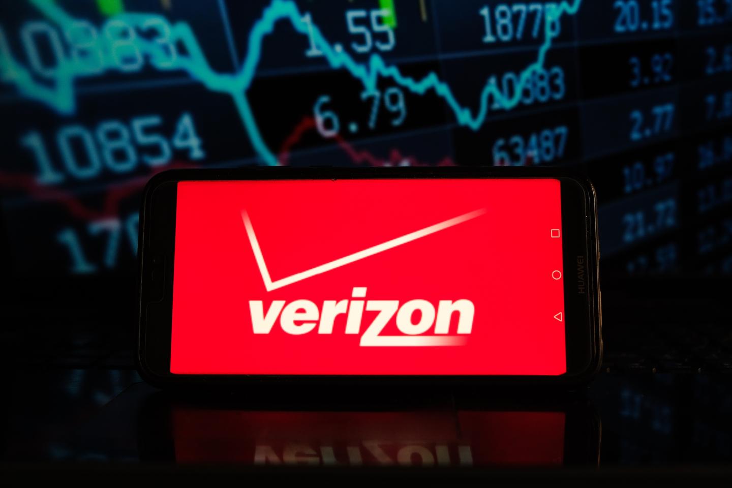 Verizon weighs a sale of Yahoo, AOL