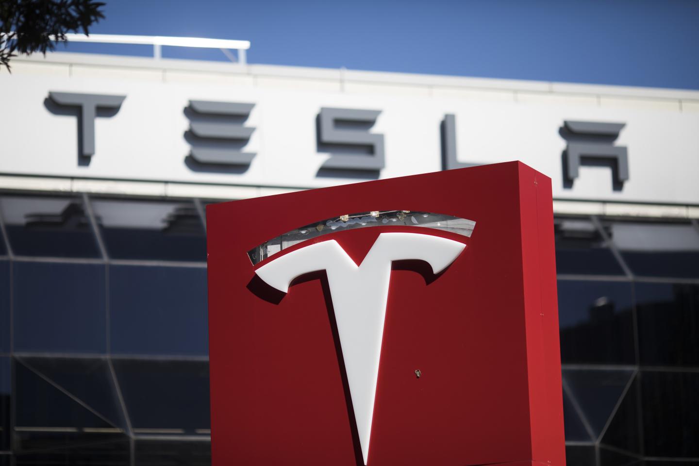 In fatal Tesla crash, ‘no one’ was driving, investigators say