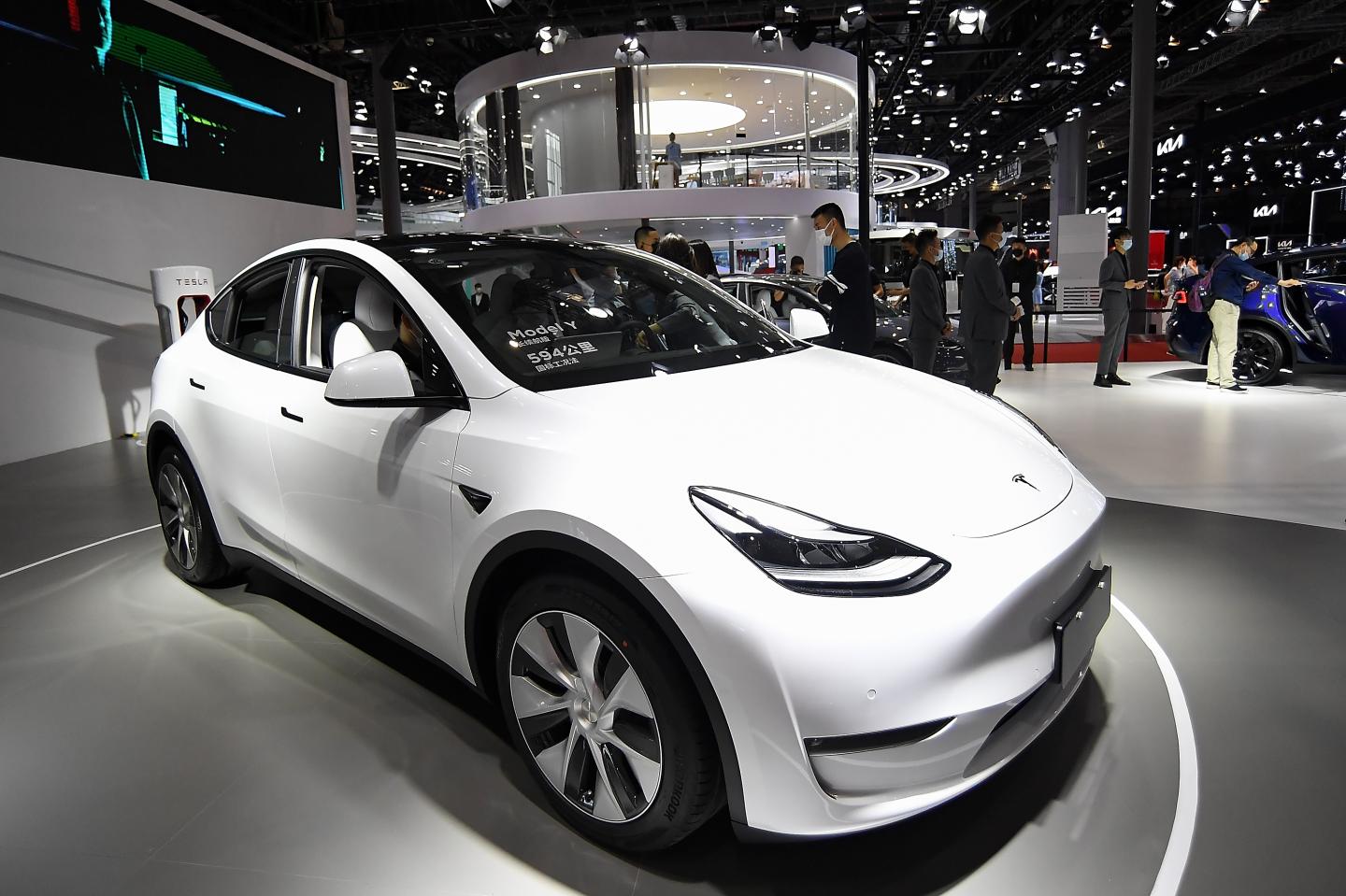 Tesla can be tricked to drive with no one at the wheel, Consumer Reports says