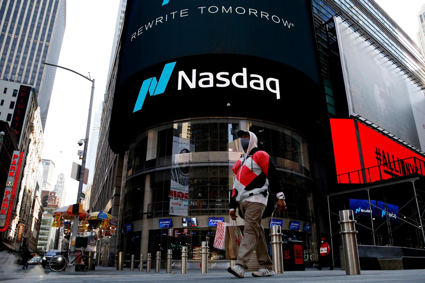 Investors jump back into tech stocks as bond yields cool off