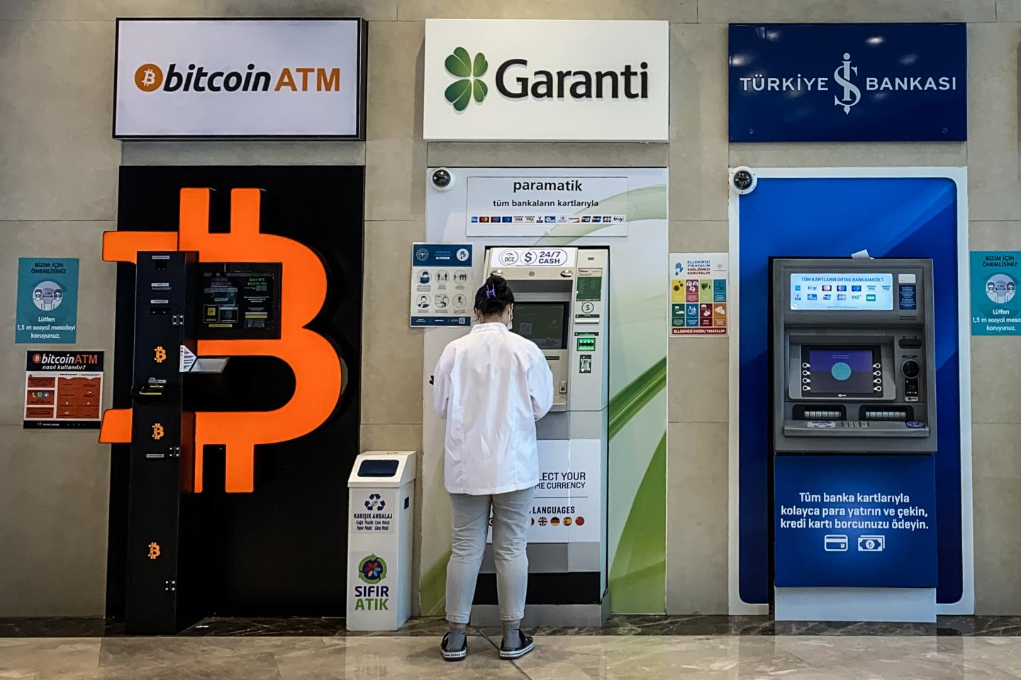 Stocks up, crypto down—Bitcoin’s weekend sell-off rattles the markets