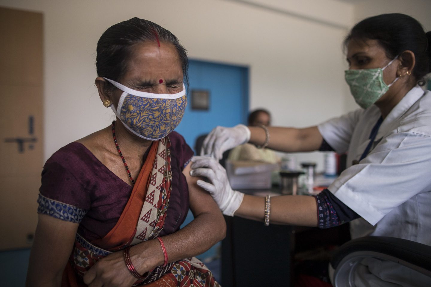India records more than 300,000 covid infections in a single day