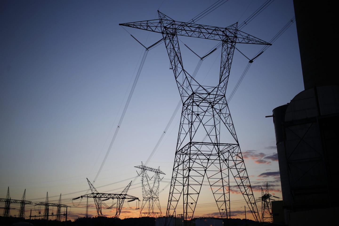 Transmission lines stand at the American Electric Power Co. (AEP) coal-fired John E. Amos Power Plant at dusk in Winfield, West Virginia. Photographer: Luke Sharrett/Bloomberg via Getty Images