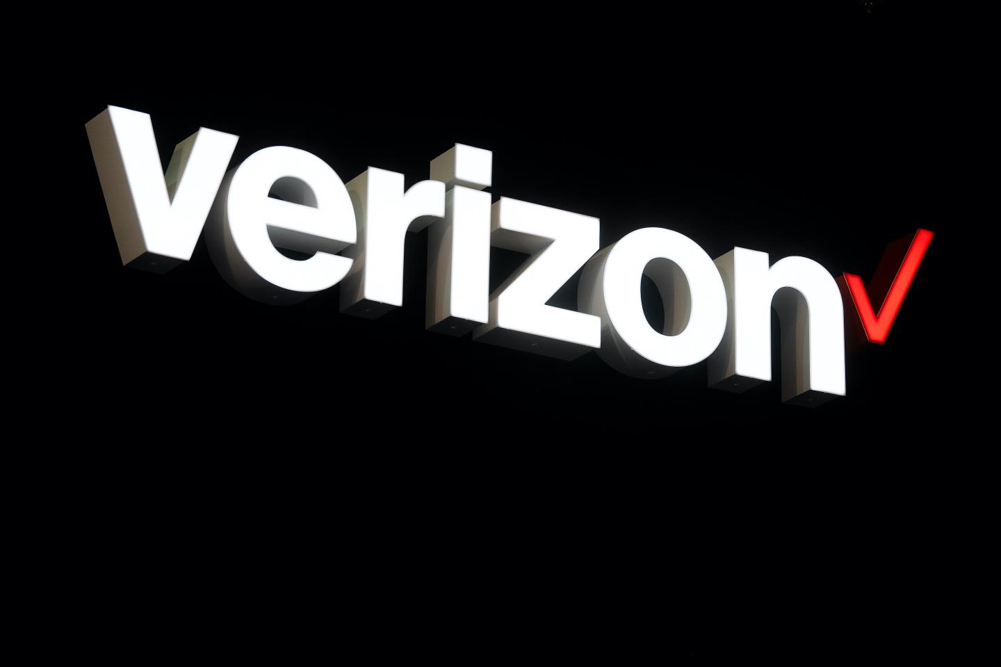 Verizon to sell Yahoo and AOL for $5 billion
