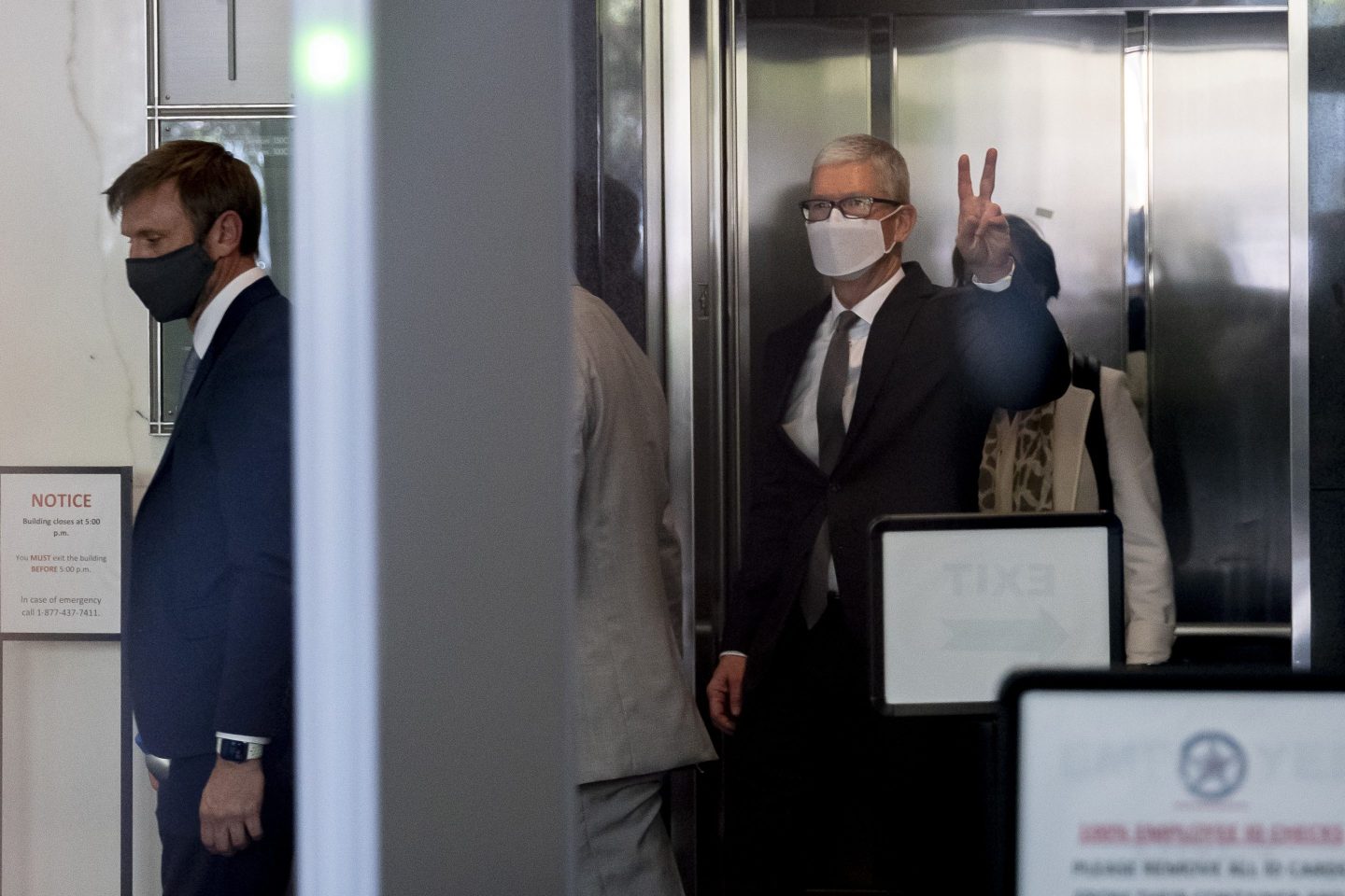 apple ceo tim cook exits the courthouse in oakland