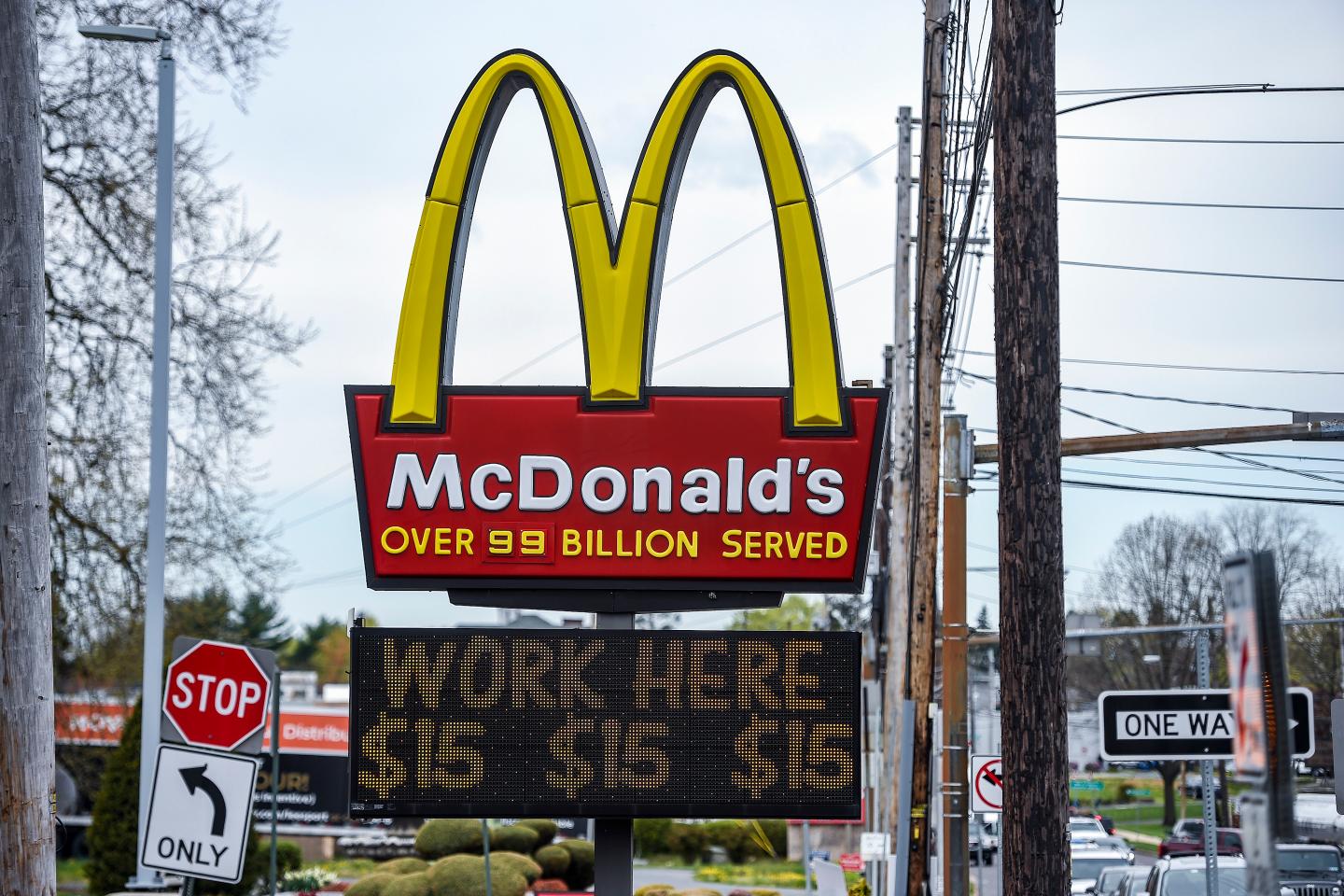 McDonald’s will raise average hourly wage to more than $13 as labor shortage impacts food industry