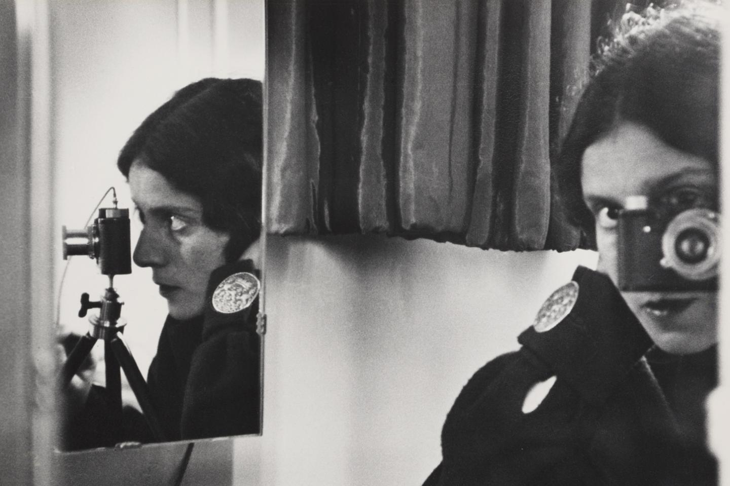 Featured-The-New-Woman-Behind-the-Camera-Ilse-Bing-Self-Portrait-with-Leica_1931