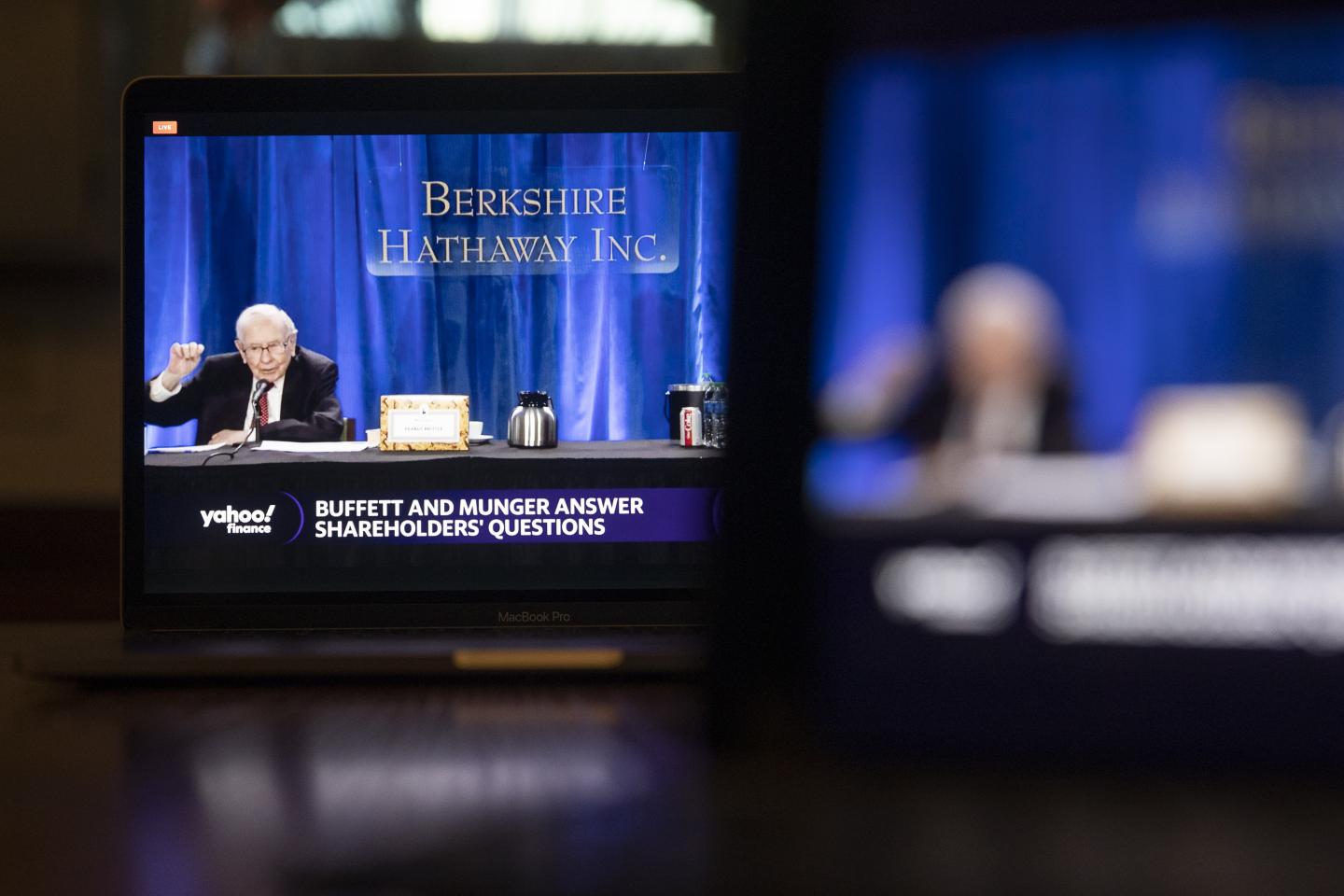 Warren Buffett’s latest big investment likes cryptocurrency