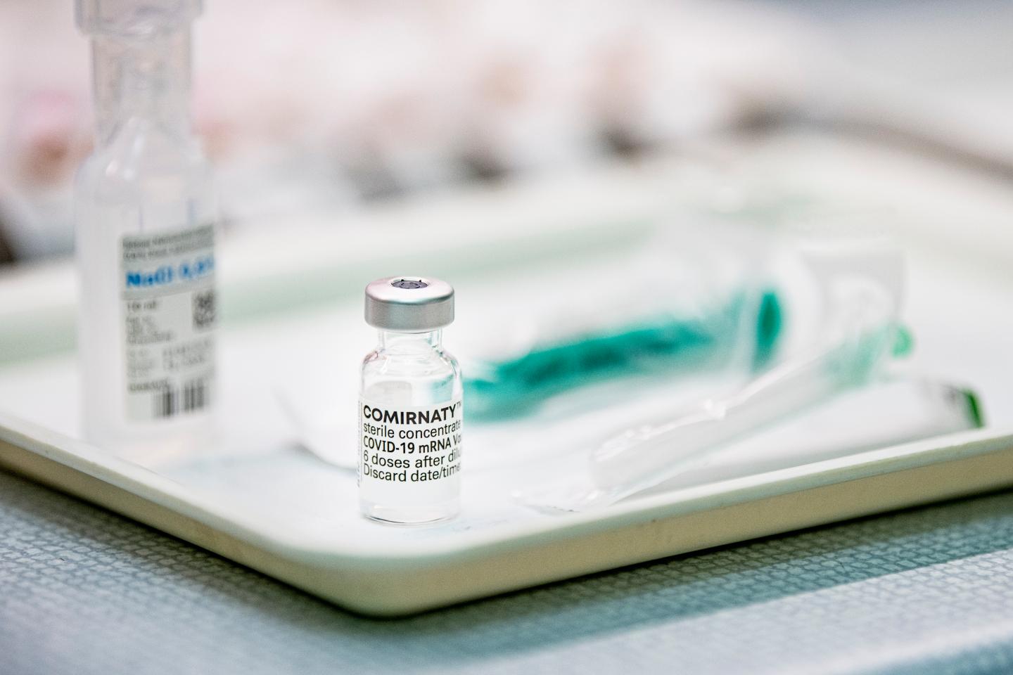 09 June 2021, Berlin: The Corona vaccine Comirnaty from Biontech/Pfizer is in a dish.
