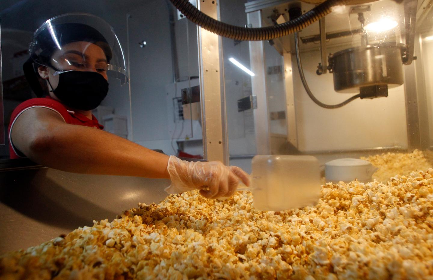 AMC courts individual investors with free popcorn