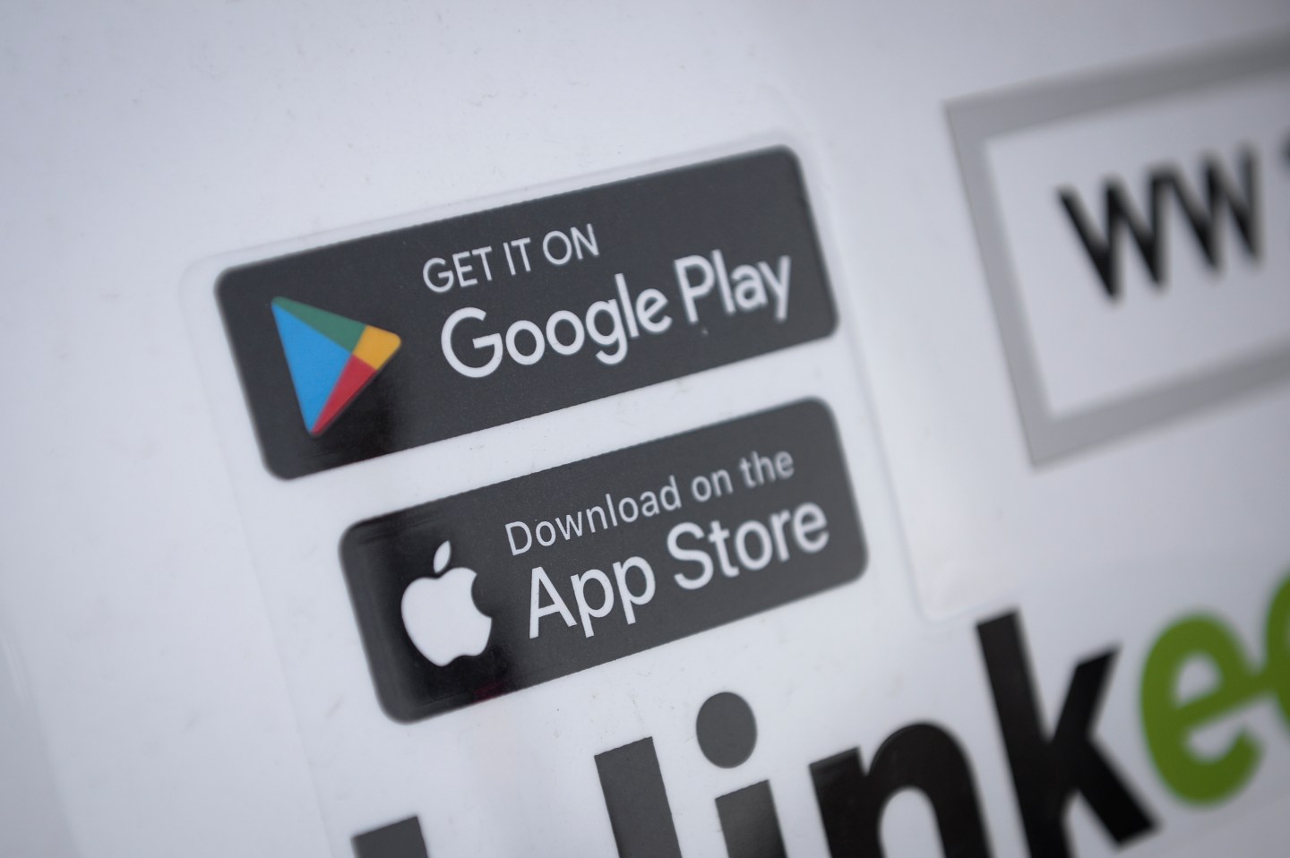 Google Play and iOS App Store icons.