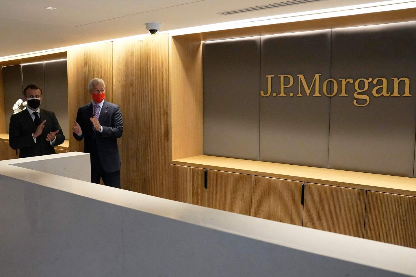 French President Emmanuel Macron and JP Morgan CEO Jamie Dimon (R) inaugurate the new French headquarters of US' JP Morgan bank on June 29, 2021 in Paris.