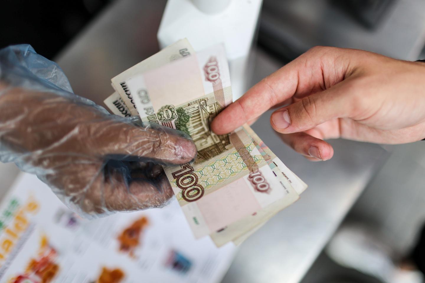 U.S. dollar set to strengthen as COVID delta variant hits countries with low vaccine rates