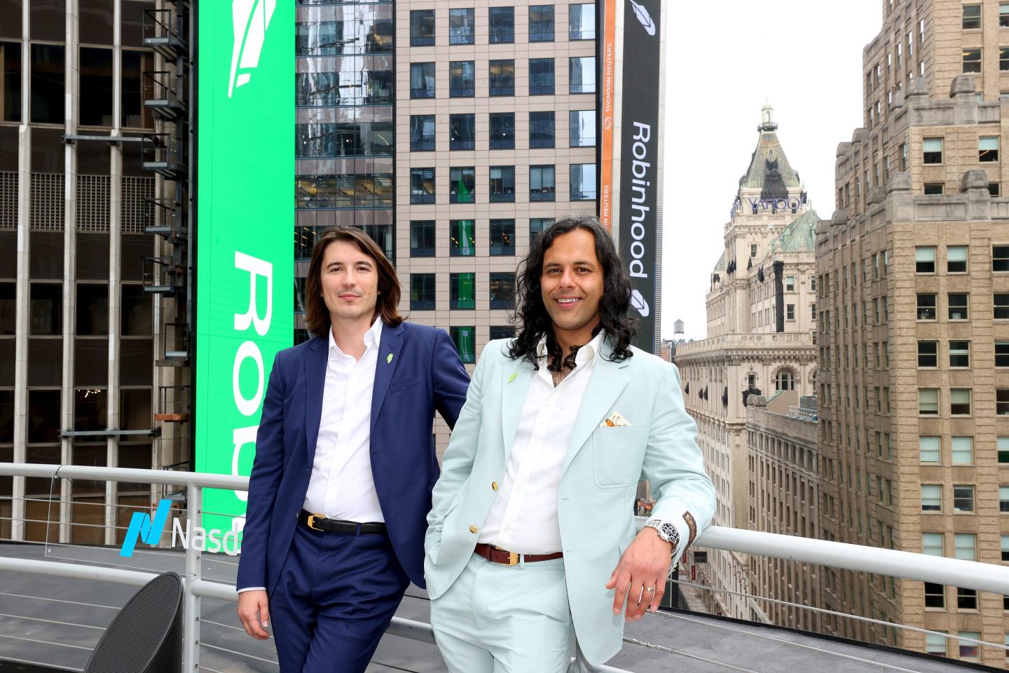 Robinhood shares begin trading, then stumble