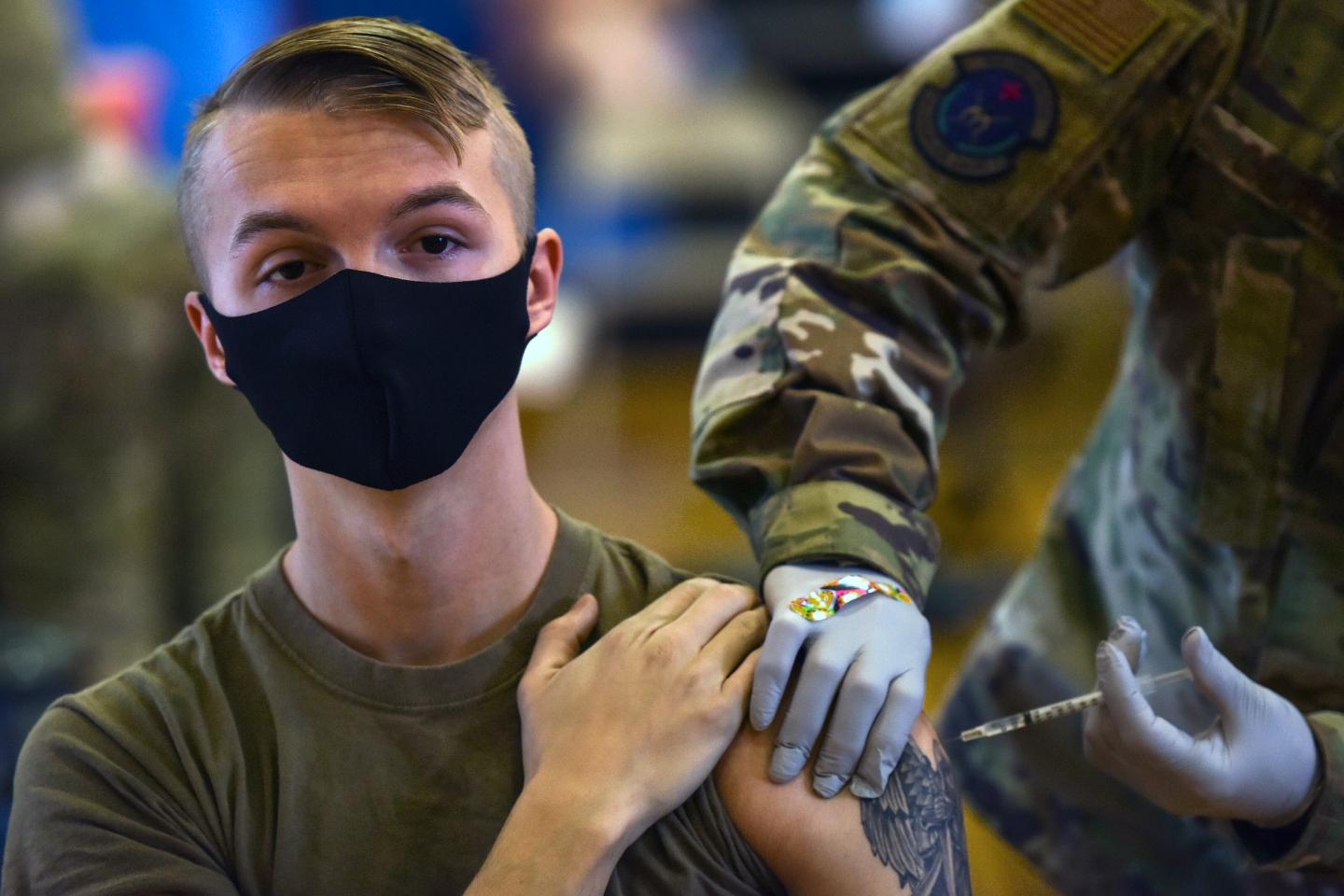 Pentagon: U.S. troops must get COVID-19 vaccine now