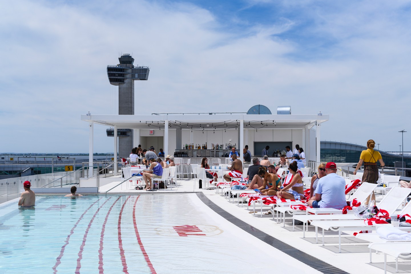 Pay for the pool? Hotels try an à la carte business model