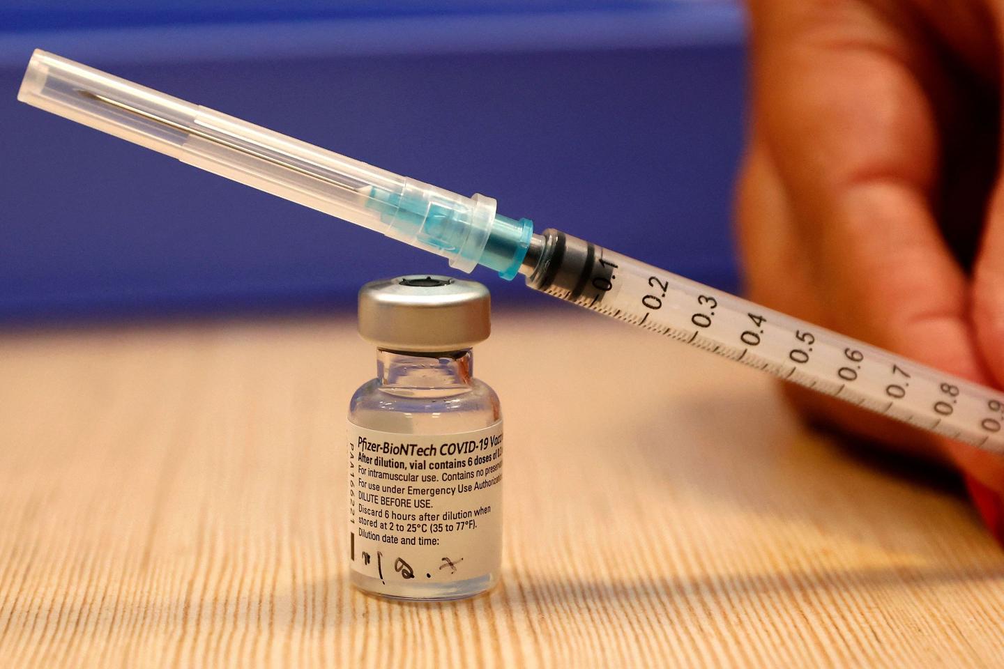 Pfizer submits early data on the effects of third booster dose to FDA